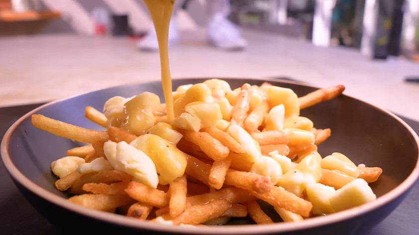 Buffalo Chicken Poutine 